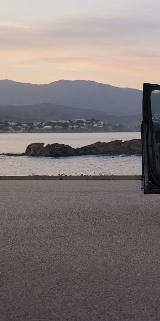 Heckansicht eines Audi SQ7, ein Mann steht an der geöffneten Tür.