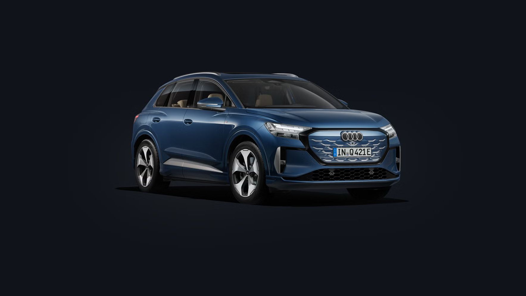 Der Q4 SUV e-tron steht auf dunklem Hintergrund und dreht sich leicht auf die rechte Seite.