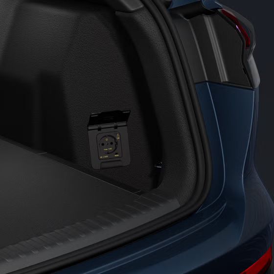 Blick auf den geöffneten Kofferraum und Fokus auf die 230-Volt-Steckdose.