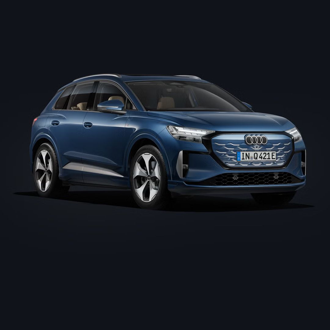 Der Q4 SUV e-tron steht auf dunklem Hintergrund und dreht sich leicht auf die rechte Seite.