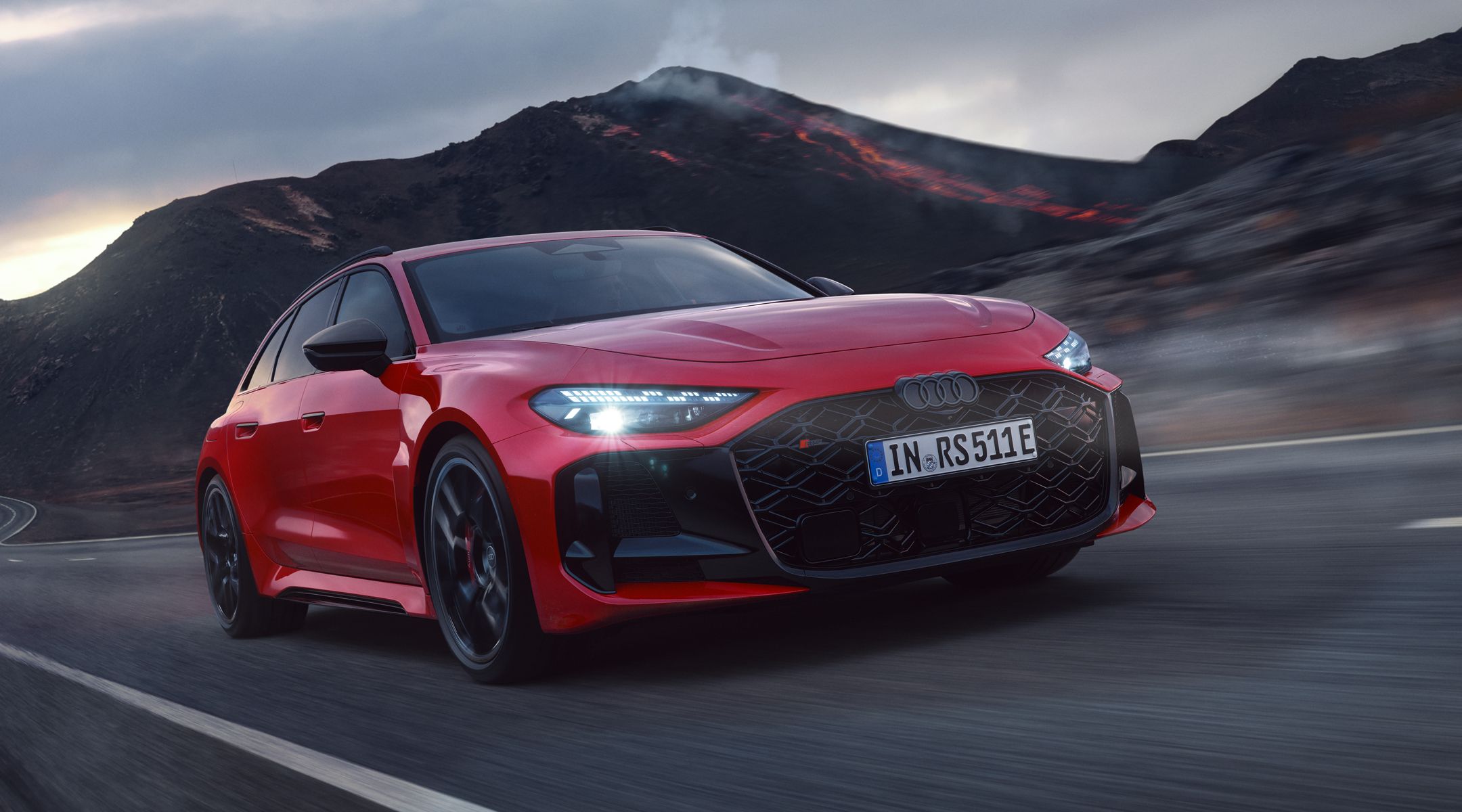 Der RS 5 Avant von schräg vorn fährt auf einer Gebirgsstraße in vulkanischer Umgebung.