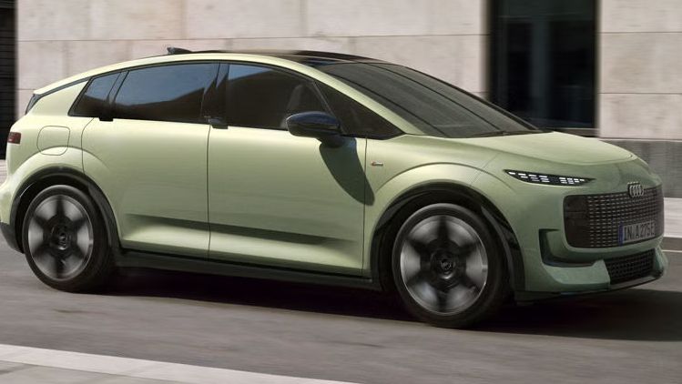 Der Audi A2 e-tron schräg von der Seite auf einer Straße in urbaner Umgebung.